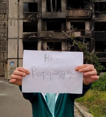 У Маріуполі учасник спротиву сфотографувався з написом «Ні референдуму!»