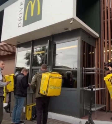McDonald’s открыл первые рестораны: киевлянам не хватило курьеров Glovo