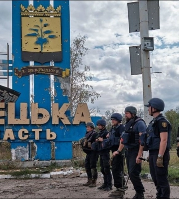 Флаг Украины подняли на стеле между двумя областями