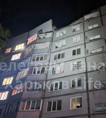 Одна из ракет попала в многоэтажку: в Харькове ночью прогремели мощнейшие взрывы - момент попал на видео