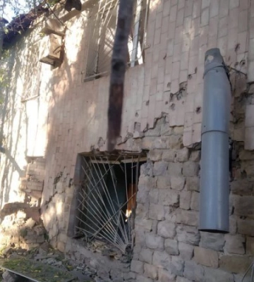 Унаслідок російських обстрілів Донеччини зруйновано будівлі і футбольний майданчик
