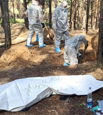 Следы пыток, связаны руки: в Изюме продолжается эксгумация тел погибших (фото, видео)