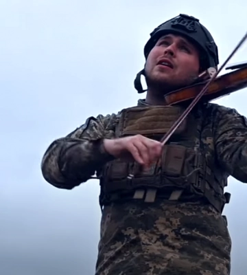&quot;Застали красоту&quot;: украинский военный сыграл на скрипке на передовой (видео)