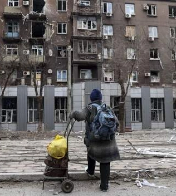 Выживание в оккупации: где жители Мариуполя берут деньги и еду