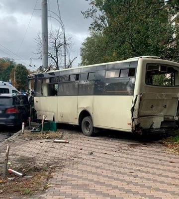 Був під наркотиками і віз малолітнього сина: у Києві водій позашляховика влаштував ДТП із 26 постраждалими, фото