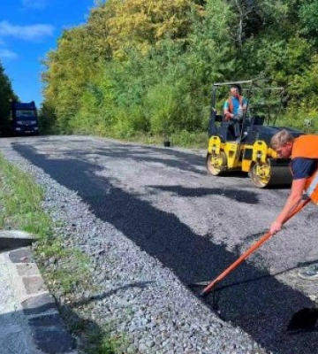 Погода не дозволяє,  але дорожники продовжують латати дорогу на Закарпатті