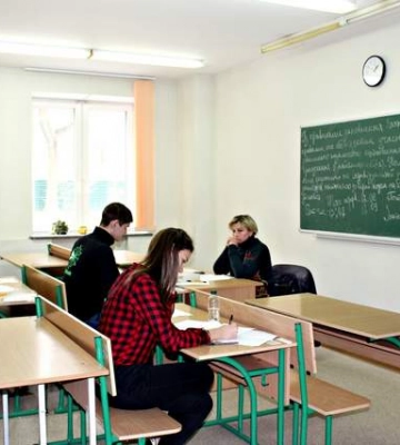 У Рівному дівчина після закінчення школи отримала понад 1000 доларів премії
