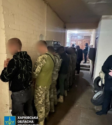 В Харкові піймали банду розбійників, що вчинила пограбування під виглядом СБУ: у них знайшли арсенал зброї