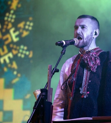 Солист Kalush Orchestra рассказал историю здания, разрушенного российскими оккупантами в Ирпене. Видео