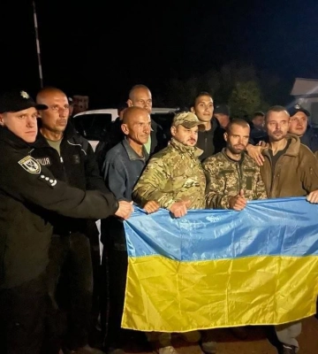 Медведчука обміняли на захисників Маріуполя: фото повернення героїв