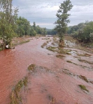 У Кривому Розі почервоніла вода у річці Інгулець 