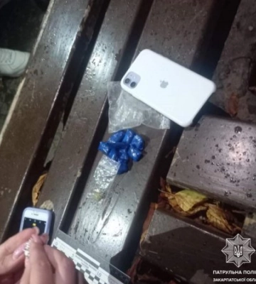 Поводив себе підозріло: В Ужгороді патрульні зупинили юнака, в якого виявили наркотики 