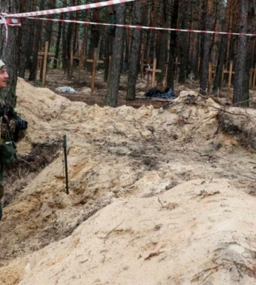 Журналисты показали массовые захоронения в Изюме после отхода ВС РФ (фото, видео)