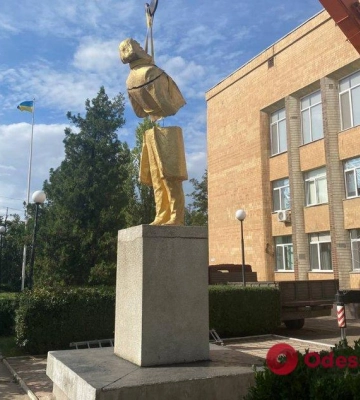 В Арцизе демонтировали памятник Карлу Марксу