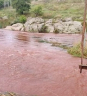 У річці Інгулець в Кривому Розі почервоніла вода