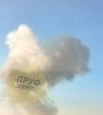 Враг нанес ракетный удар по Запорожью, над городом поднимается дым: подробности, фото и видео
