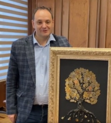 Мер Франківська передав на благодійний аукціон картину, створену з монет 15 країн світу
