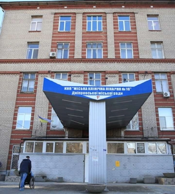У Дніпрі з вікна лікарні викинувся пацієнт: фото 18+
