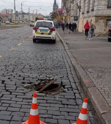 На Городоцькій у Львові підтопило каналізаційний люк, - ФОТО