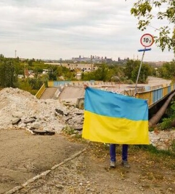 Український прапор, на честь визволення &quot;азовців&quot; з полону, розгорнули в окупованому Маріуполі. ФОТО