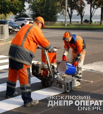 У Дніпрі оновлюють дорожню розмітку: фото