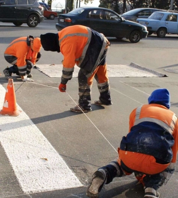 У Дніпрі для оновлення дорожньої розмітки застосовують сучасну технологію холодного пластику