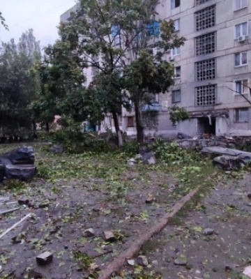 У Торецьку рятувальники витягли з розбитої ракетами багатоповерхівки 19 людей