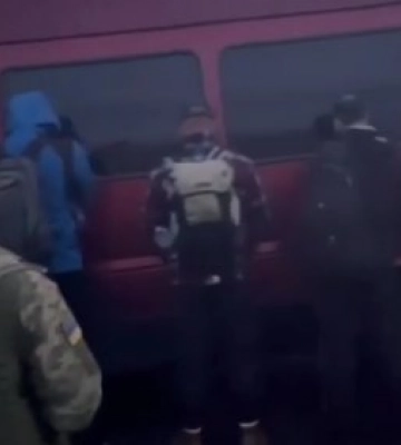 На Закарпатті прикордонники затримали п&#039;ятьох чоловік, які незаконно намагалися перетнути кордон (відео)