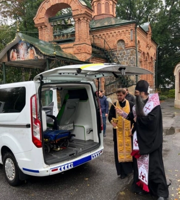Винницкая епархия УПЦ передала медикам автомобиль скорой помощи