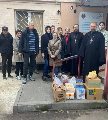 Полтавские волонтеры УПЦ передали продукты и лекарства бездомным и беженцам