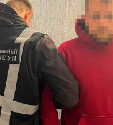 На столичній Оболоні затримали чоловіка за підозрою у розбещенні 11-річної дівчинки