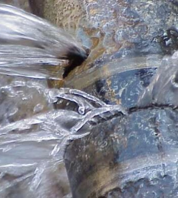 Вода витікає прямо з-під тротуару: У Дніпрі на проспекті Богдана Хмельницького сталася аварія