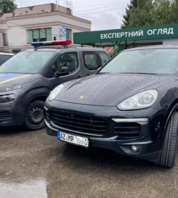 На Київщині водій хотів зареєструвати на себе ввезений із-за кордону Porsche Cayenne, який перебуває у розшуку