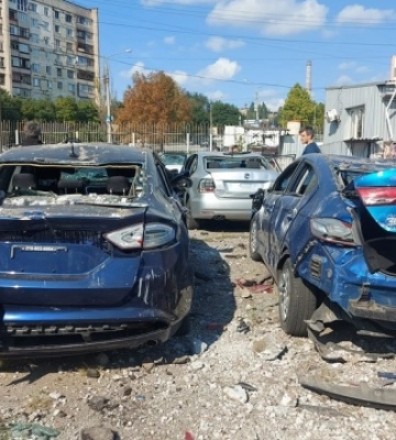У Запоріжжі ракета влучила в стоянку, пошкоджені десятки автомобілів