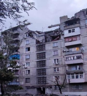 У Торецьку російська ракета влучила у житлову багатоповерхівку: зруйновано кілька поверхів будинку (Фото)