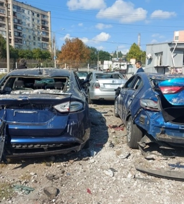 В Запорожье ракета повредила около 70 авто на стоянке