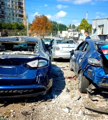 У Запоріжжі ракета влучила в стоянку, пошкоджені десятки автомобілів