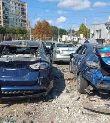 У Запоріжжі ворожа ракета влучила у стоянку: зруйнована автомийка та пошкоджено близько 70 автомобілів