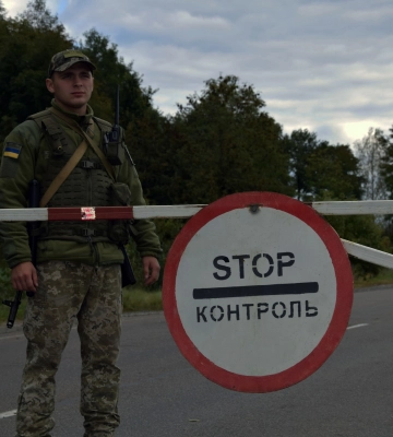 Водій намагався втекти від прикордонників: на Волині авто врізалося в електроопору
