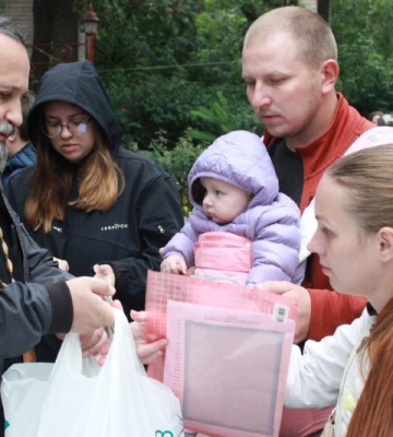 В Киеве православные волонтеры УПЦ передали 200 продуктовых наборов семьям переселенцев