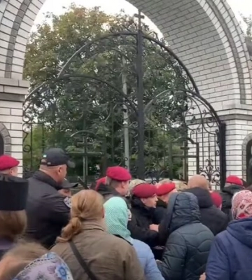 Забарикадувалися у церкві. Московські попи відмовилися іти з храму на Житомирщині