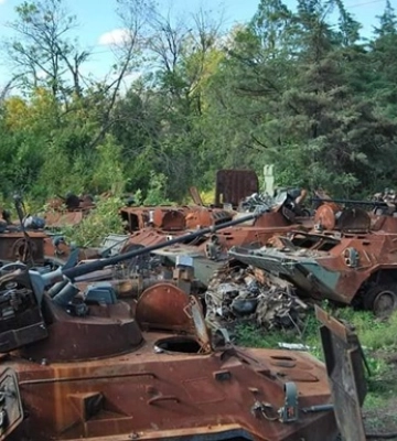 Під Ізюмом влаштували відстійники для розбитої техніки РФ