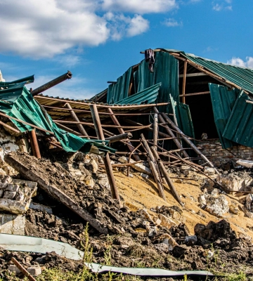 Вгатило так, що аж двері в хату відчинилися: місцевий про ракетну атаку на агропідприємство на Дніпропетровщині