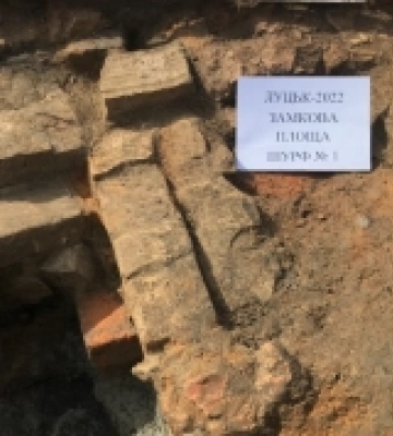 У Луцьку на Замковій площі виявили фундамент мурованої споруди