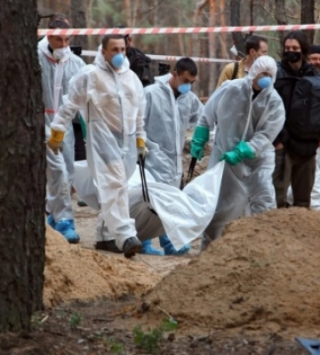 В Изюме на месте массового захоронения эксгумировали около 430 тел – полиция
