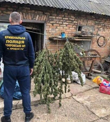 У Кривому Розі поліція затримала підозрюваних у розбійному нападі на жінку