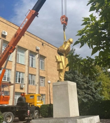 В Арцизе демонтировали памятник Карлу Марксу