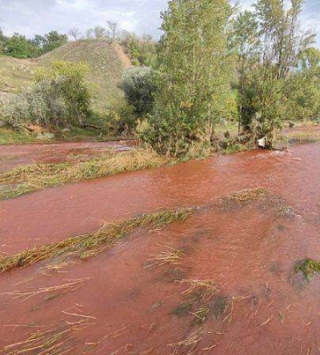 У Кривому Розі після ракетного удару почервоніла річка Інгулець