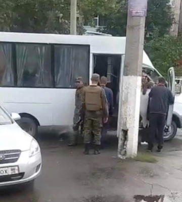 Заганяють у буси всіх: на Донбасі росіяни продовжують жорстку мобілізацію – обурливе відео