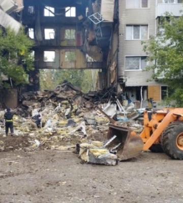 В Бахмуте начали разбирать завалы разрушенного ракетным обстрелом дома